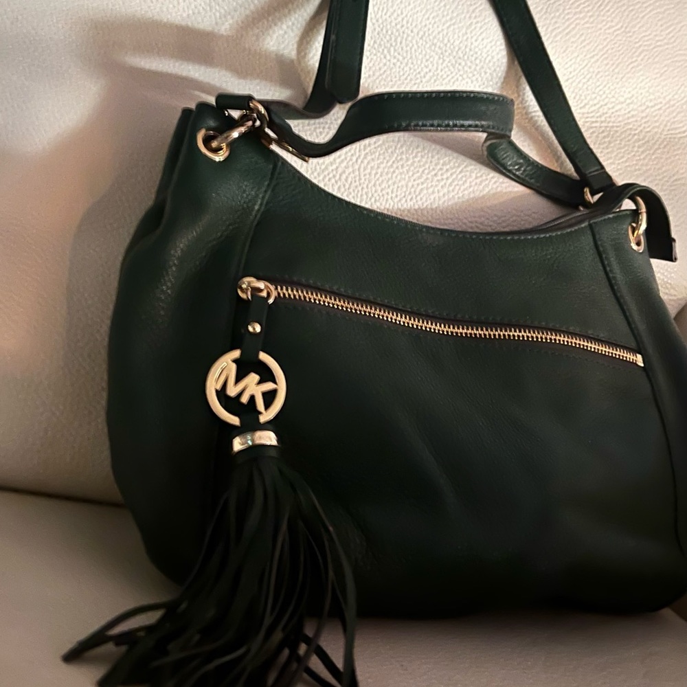 MICHAEL KORS SHOULDER BAG. WITH DUST BAG.